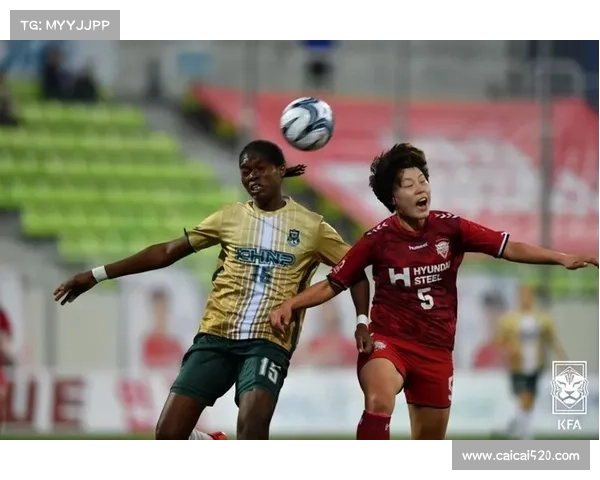 迪洛瓦·阿舒罗夫首回合击倒对手后与团队高举苏里南国旗庆祝